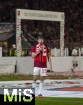 10.05.2025, Fussball 1. Bundesliga 2024/2025, 33. Spieltag,  FC Bayern Mnchen - Borussia Mnchengladbach, in der Allianz-Arena Mnchen. Siegerehrung des Deutschen Meisters, der FC Bayern feiert seine 34. Meisterschaft nach Spielende. Thomas Mller (FC Bayern Mnchen) hlt ganz nass nach einer Bierdusche seine Abschiedsrede. 