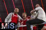 10.05.2025, Fussball 1. Bundesliga 2024/2025, 33. Spieltag,  FC Bayern Mnchen - Borussia Mnchengladbach, in der Allianz-Arena Mnchen. Siegerehrung des Deutschen Meisters, der FC Bayern feiert seine 34. Meisterschaft nach Spielende. Thomas Mller (FC Bayern Mnchen) bei den Fans auf dem Zaun. 