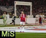 10.05.2025, Fussball 1. Bundesliga 2024/2025, 33. Spieltag,  FC Bayern Mnchen - Borussia Mnchengladbach, in der Allianz-Arena Mnchen. Siegerehrung des Deutschen Meisters, der FC Bayern feiert seine 34. Meisterschaft nach Spielende. Thomas Mller (FC Bayern Mnchen) hlt ganz nass nach einer Bierdusche seine Abschiedsrede. 