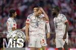 10.05.2025, Fussball 1. Bundesliga 2024/2025, 33. Spieltag,  FC Bayern Mnchen - Borussia Mnchengladbach, in der Allianz-Arena Mnchen. Siegerehrung des Deutschen Meisters, der FC Bayern feiert seine 34. Meisterschaft nach Spielende. v.li: Serge Gnabry (FC Bayern Mnchen), Min-jae Kim (Bayern Mnchen, Minjae Kim), Dayot Upamecano (FC Bayern Mnchen), Harry Kane (FC Bayern Mnchen) neben der Meisterschale.