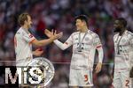 10.05.2025, Fussball 1. Bundesliga 2024/2025, 33. Spieltag,  FC Bayern Mnchen - Borussia Mnchengladbach, in der Allianz-Arena Mnchen. Siegerehrung des Deutschen Meisters, der FC Bayern feiert seine 34. Meisterschaft nach Spielende. v.li: Harry Kane (FC Bayern Mnchen), Min-jae Kim (Bayern Mnchen, Minjae Kim), Dayot Upamecano (FC Bayern Mnchen), neben der Meisterschale.