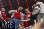 10.05.2025, Fussball 1. Bundesliga 2024/2025, 33. Spieltag,  FC Bayern Mnchen - Borussia Mnchengladbach, in der Allianz-Arena Mnchen. Siegerehrung des Deutschen Meisters, der FC Bayern feiert seine 34. Meisterschaft nach Spielende. Thomas Mller (FC Bayern Mnchen) bei den Fans auf dem Zaun. 