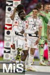 10.05.2025, Fussball 1. Bundesliga 2024/2025, 33. Spieltag,  FC Bayern Mnchen - Borussia Mnchengladbach, in der Allianz-Arena Mnchen. Siegerehrung des Deutschen Meisters, der FC Bayern feiert seine 34. Meisterschaft nach Spielende. Alphonso Davies (li, FC Bayern Mnchen) jubelt mit seinen Krcken, Joao Palhinha (FC Bayern Mnchen) lachend daneben.