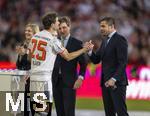 10.05.2025, Fussball 1. Bundesliga 2024/2025, 33. Spieltag,  FC Bayern Mnchen - Borussia Mnchengladbach, in der Allianz-Arena Mnchen. Siegerehrung des Deutschen Meisters, der FC Bayern feiert seine 34. Meisterschaft nach Spielende. v.li: Thomas Mller (FC Bayern Mnchen) Gratulation von Marc Lenz (re, DFL-Geschftsfhrer). li: DFL-Geschftsfhrer Steffen Merkel.