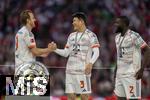 10.05.2025, Fussball 1. Bundesliga 2024/2025, 33. Spieltag,  FC Bayern Mnchen - Borussia Mnchengladbach, in der Allianz-Arena Mnchen. Siegerehrung des Deutschen Meisters, der FC Bayern feiert seine 34. Meisterschaft nach Spielende. v.li: Harry Kane (FC Bayern Mnchen), Min-jae Kim (Bayern Mnchen, Minjae Kim), Dayot Upamecano (FC Bayern Mnchen), neben der Meisterschale.
