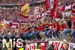 10.05.2025, Fussball 1. Bundesliga 2024/2025, 33. Spieltag,  FC Bayern Mnchen - Borussia Mnchengladbach, in der Allianz-Arena Mnchen. Siegerehrung des Deutschen Meisters, der FC Bayern feiert seine 34. Meisterschaft nach Spielende. Bayernfans sitzen auf dem Zaun zum Feiern. 