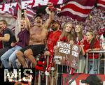 10.05.2025, Fussball 1. Bundesliga 2024/2025, 33. Spieltag,  FC Bayern Mnchen - Borussia Mnchengladbach, in der Allianz-Arena Mnchen. Siegerehrung des Deutschen Meisters, der FC Bayern feiert seine 34. Meisterschaft nach Spielende. Bayernfans sitzen auf dem Zaun zum Feiern.  Tausche Papa gegen Trikot, steht auf dem Schild der beiden Mdchen,