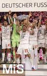 10.05.2025, Fussball 1. Bundesliga 2024/2025, 33. Spieltag,  FC Bayern Mnchen - Borussia Mnchengladbach, in der Allianz-Arena Mnchen. Siegerehrung des Deutschen Meisters, der FC Bayern feiert seine 34. Meisterschaft nach Spielende. Thomas Mller (FC Bayern Mnchen) reckt frenetisch die Meisterschale in den Himmel. mit Konrad Laimer (FC Bayern Mnchen), Aleksandar Pavlovic (Bayern Mnchen)  