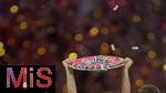 10.05.2025, Fussball 1. Bundesliga 2024/2025, 33. Spieltag,  FC Bayern Mnchen - Borussia Mnchengladbach, in der Allianz-Arena Mnchen. Siegerehrung des Deutschen Meisters, der FC Bayern feiert seine 34. Meisterschaft nach Spielende. Spieler reckt die Schale in den Himmel.