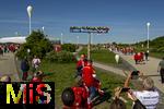 10.05.2025, Fussball 1. Bundesliga 2024/2025, 33. Spieltag,  FC Bayern Mnchen - Borussia Mnchengladbach, in der Allianz-Arena Mnchen.  Neue Adresse vergeben, die Allianz-Arena ist jetzt am Franz-Beckenbauer-Platz. Das Straenschild auf der Esplanade wurde vor kurzem feierlich eingeweiht, auf dem Straenschild ist noch Blumenschmuck angebracht. Fans lassen sich davor fotografieren.