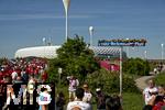 10.05.2025, Fussball 1. Bundesliga 2024/2025, 33. Spieltag,  FC Bayern Mnchen - Borussia Mnchengladbach, in der Allianz-Arena Mnchen.  Neue Adresse vergeben, die Allianz-Arena ist jetzt am Franz-Beckenbauer-Platz. Das Straenschild auf der Esplanade wurde vor kurzem feierlich eingeweiht, auf dem Straenschild ist noch Blumenschmuck angebracht. Fans lassen sich davor fotografieren.