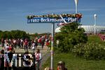 10.05.2025, Fussball 1. Bundesliga 2024/2025, 33. Spieltag,  FC Bayern Mnchen - Borussia Mnchengladbach, in der Allianz-Arena Mnchen.  Neue Adresse vergeben, die Allianz-Arena ist jetzt am Franz-Beckenbauer-Platz. Das Straenschild auf der Esplanade wurde vor kurzem feierlich eingeweiht, auf dem Straenschild ist noch Blumenschmuck angebracht. Fans lassen sich davor fotografieren.