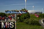 10.05.2025, Fussball 1. Bundesliga 2024/2025, 33. Spieltag,  FC Bayern Mnchen - Borussia Mnchengladbach, in der Allianz-Arena Mnchen.  Neue Adresse vergeben, die Allianz-Arena ist jetzt am Franz-Beckenbauer-Platz. Das Straenschild auf der Esplanade wurde vor kurzem feierlich eingeweiht, auf dem Straenschild ist noch Blumenschmuck angebracht. Fans lassen sich davor fotografieren.