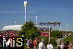 10.05.2025, Fussball 1. Bundesliga 2024/2025, 33. Spieltag,  FC Bayern Mnchen - Borussia Mnchengladbach, in der Allianz-Arena Mnchen.  Neue Adresse vergeben, die Allianz-Arena ist jetzt am Franz-Beckenbauer-Platz. Das Straenschild auf der Esplanade wurde vor kurzem feierlich eingeweiht, auf dem Straenschild ist noch Blumenschmuck angebracht. Fans lassen sich davor fotografieren.