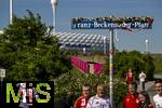 10.05.2025, Fussball 1. Bundesliga 2024/2025, 33. Spieltag,  FC Bayern Mnchen - Borussia Mnchengladbach, in der Allianz-Arena Mnchen.  Neue Adresse vergeben, die Allianz-Arena ist jetzt am Franz-Beckenbauer-Platz. Das Straenschild auf der Esplanade wurde vor kurzem feierlich eingeweiht, auf dem Straenschild ist noch Blumenschmuck angebracht. Fans lassen sich davor fotografieren.