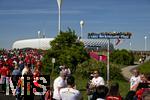 10.05.2025, Fussball 1. Bundesliga 2024/2025, 33. Spieltag,  FC Bayern Mnchen - Borussia Mnchengladbach, in der Allianz-Arena Mnchen.  Neue Adresse vergeben, die Allianz-Arena ist jetzt am Franz-Beckenbauer-Platz. Das Straenschild auf der Esplanade wurde vor kurzem feierlich eingeweiht, auf dem Straenschild ist noch Blumenschmuck angebracht. Fans lassen sich davor fotografieren.