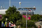 10.05.2025, Fussball 1. Bundesliga 2024/2025, 33. Spieltag,  FC Bayern Mnchen - Borussia Mnchengladbach, in der Allianz-Arena Mnchen.  Neue Adresse vergeben, die Allianz-Arena ist jetzt am Franz-Beckenbauer-Platz. Das Straenschild auf der Esplanade wurde vor kurzem feierlich eingeweiht, auf dem Straenschild ist noch Blumenschmuck angebracht. Fans lassen sich davor fotografieren.