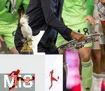 10.05.2025, Fussball 1. Bundesliga 2024/2025, 33. Spieltag,  FC Bayern Mnchen - Borussia Mnchengladbach, in der Allianz-Arena Mnchen. Der FC Bayern Mnchen feiert seine 34.Meisterschaft nach dem Spiel.  Trainer Vincent Kompany (FC Bayern Mnchen) stemmt die Schale hoch, vorne steht der berhmte Kakadu, ein Souvenier aus dem Kfer nach der Feier der Bayernspieler.