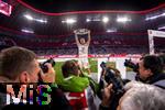 10.05.2025, Fussball 1. Bundesliga 2024/2025, 33. Spieltag,  FC Bayern Mnchen - Borussia Mnchengladbach, in der Allianz-Arena Mnchen. Der FC Bayern Mnchen feiert seine 34.Meisterschaft nach dem Spiel.  Harry Kane (FC Bayern Mnchen) stemmt die Schale in die Hhe, vor den versammelten Fotografen. 
