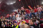 10.05.2025, Fussball 1. Bundesliga 2024/2025, 33. Spieltag,  FC Bayern Mnchen - Borussia Mnchengladbach, in der Allianz-Arena Mnchen. Der FC Bayern Mnchen feiert seine 34.Meisterschaft nach dem Spiel.  Thomas Mller (FC Bayern Mnchen) erklimmt den Fanzaunin der Sdkurve.