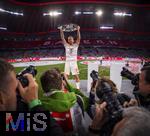 10.05.2025, Fussball 1. Bundesliga 2024/2025, 33. Spieltag,  FC Bayern Mnchen - Borussia Mnchengladbach, in der Allianz-Arena Mnchen. Der FC Bayern Mnchen feiert seine 34.Meisterschaft nach dem Spiel.  Harry Kane (FC Bayern Mnchen) stemmt die Schale in die Hhe, vor den versammelten Fotografen. 