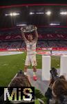10.05.2025, Fussball 1. Bundesliga 2024/2025, 33. Spieltag,  FC Bayern Mnchen - Borussia Mnchengladbach, in der Allianz-Arena Mnchen. Der FC Bayern Mnchen feiert seine 34.Meisterschaft nach dem Spiel.  Harry Kane (FC Bayern Mnchen) stemmt die Schale in die Hhe, vor den versammelten Fotografen.