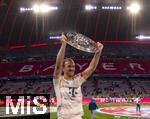 10.05.2025, Fussball 1. Bundesliga 2024/2025, 33. Spieltag,  FC Bayern Mnchen - Borussia Mnchengladbach, in der Allianz-Arena Mnchen. Der FC Bayern Mnchen feiert seine 34.Meisterschaft nach dem Spiel.  Harry Kane (FC Bayern Mnchen) stemmt die Schale in die Hhe.