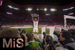 10.05.2025, Fussball 1. Bundesliga 2024/2025, 33. Spieltag,  FC Bayern Mnchen - Borussia Mnchengladbach, in der Allianz-Arena Mnchen. Der FC Bayern Mnchen feiert seine 34.Meisterschaft nach dem Spiel.  Harry Kane (FC Bayern Mnchen) stemmt die Schale in die Hhe, vor den versammelten Fotografen. 