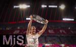 10.05.2025, Fussball 1. Bundesliga 2024/2025, 33. Spieltag,  FC Bayern Mnchen - Borussia Mnchengladbach, in der Allianz-Arena Mnchen. Der FC Bayern Mnchen feiert seine 34.Meisterschaft nach dem Spiel.  Harry Kane (FC Bayern Mnchen) stemmt die Schale in die Hhe.