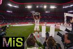 10.05.2025, Fussball 1. Bundesliga 2024/2025, 33. Spieltag,  FC Bayern Mnchen - Borussia Mnchengladbach, in der Allianz-Arena Mnchen. Der FC Bayern Mnchen feiert seine 34.Meisterschaft nach dem Spiel.  Harry Kane (FC Bayern Mnchen) stemmt die Schale in die Hhe, vor den versammelten Fotografen. 