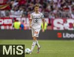 10.05.2025, Fussball 1. Bundesliga 2024/2025, 33. Spieltag,  FC Bayern Mnchen - Borussia Mnchengladbach, in der Allianz-Arena Mnchen.Josip Stanisic (Bayern Mnchen) am Ball 