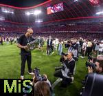 10.05.2025, Fussball 1. Bundesliga 2024/2025, 33. Spieltag,  FC Bayern Mnchen - Borussia Mnchengladbach, in der Allianz-Arena Mnchen. Der FC Bayern Mnchen feiert seine 34.Meisterschaft nach dem Spiel.  Trainer Vincent Kompany (FC Bayern Mnchen) mit der Schale vor den versammelten Fotografen. 