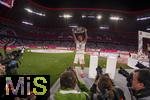 10.05.2025, Fussball 1. Bundesliga 2024/2025, 33. Spieltag,  FC Bayern Mnchen - Borussia Mnchengladbach, in der Allianz-Arena Mnchen. Der FC Bayern Mnchen feiert seine 34.Meisterschaft nach dem Spiel.  Harry Kane (FC Bayern Mnchen) stemmt die Schale in die Hhe, vor den versammelten Fotografen.