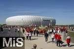 10.05.2025, Fussball 1. Bundesliga 2024/2025, 33. Spieltag,  FC Bayern Mnchen - Borussia Mnchengladbach, in der Allianz-Arena Mnchen. Der FC Bayern Mnchen feiert seine 34.Meisterschaft, die Fans strmen zum Stadion.