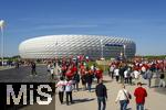 10.05.2025, Fussball 1. Bundesliga 2024/2025, 33. Spieltag,  FC Bayern Mnchen - Borussia Mnchengladbach, in der Allianz-Arena Mnchen. Der FC Bayern Mnchen feiert seine 34.Meisterschaft, die Fans strmen zum Stadion.