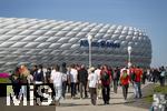 10.05.2025, Fussball 1. Bundesliga 2024/2025, 33. Spieltag,  FC Bayern Mnchen - Borussia Mnchengladbach, in der Allianz-Arena Mnchen. Der FC Bayern Mnchen feiert seine 34.Meisterschaft, die Fans strmen zum Stadion.  
