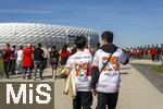 10.05.2025, Fussball 1. Bundesliga 2024/2025, 33. Spieltag,  FC Bayern Mnchen - Borussia Mnchengladbach, in der Allianz-Arena Mnchen. Der FC Bayern Mnchen feiert seine 34.Meisterschaft, die Fans strmen zum Stadion. Auch zwei Fans von Thomas Mller (FC Bayern Mnchen) mit dem neuen Sondertrikot mit der Rckennummer 25 