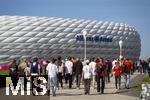 10.05.2025, Fussball 1. Bundesliga 2024/2025, 33. Spieltag,  FC Bayern Mnchen - Borussia Mnchengladbach, in der Allianz-Arena Mnchen. Der FC Bayern Mnchen feiert seine 34.Meisterschaft, die Fans strmen zum Stadion.  
