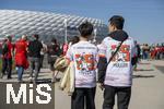 10.05.2025, Fussball 1. Bundesliga 2024/2025, 33. Spieltag,  FC Bayern Mnchen - Borussia Mnchengladbach, in der Allianz-Arena Mnchen. Der FC Bayern Mnchen feiert seine 34.Meisterschaft, die Fans strmen zum Stadion. Auch zwei Fans von Thomas Mller (FC Bayern Mnchen) mit dem neuen Sondertrikot mit der Rckennummer 25 