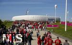 10.05.2025, Fussball 1. Bundesliga 2024/2025, 33. Spieltag,  FC Bayern Mnchen - Borussia Mnchengladbach, in der Allianz-Arena Mnchen. Der FC Bayern Mnchen feiert seine 34.Meisterschaft, die Fans strmen zum Stadion.  