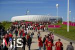 10.05.2025, Fussball 1. Bundesliga 2024/2025, 33. Spieltag,  FC Bayern Mnchen - Borussia Mnchengladbach, in der Allianz-Arena Mnchen. Der FC Bayern Mnchen feiert seine 34.Meisterschaft, die Fans strmen in Massen zum Stadion.  
