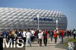 10.05.2025, Fussball 1. Bundesliga 2024/2025, 33. Spieltag,  FC Bayern Mnchen - Borussia Mnchengladbach, in der Allianz-Arena Mnchen. Der FC Bayern Mnchen feiert seine 34.Meisterschaft, die Fans strmen zum Stadion.  