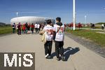 10.05.2025, Fussball 1. Bundesliga 2024/2025, 33. Spieltag,  FC Bayern Mnchen - Borussia Mnchengladbach, in der Allianz-Arena Mnchen. Der FC Bayern Mnchen feiert seine 34.Meisterschaft, die Fans strmen zum Stadion. Auch zwei Fans von Thomas Mller (FC Bayern Mnchen) mit dem neuen Sondertrikot mit der Rckennummer 25 