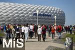10.05.2025, Fussball 1. Bundesliga 2024/2025, 33. Spieltag,  FC Bayern Mnchen - Borussia Mnchengladbach, in der Allianz-Arena Mnchen. Der FC Bayern Mnchen feiert seine 34.Meisterschaft, die Fans strmen zum Stadion.  