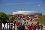 10.05.2025, Fussball 1. Bundesliga 2024/2025, 33. Spieltag,  FC Bayern Mnchen - Borussia Mnchengladbach, in der Allianz-Arena Mnchen. Der FC Bayern Mnchen feiert seine 34.Meisterschaft, die Fans strmen in Massen zum Stadion.  