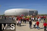 10.05.2025, Fussball 1. Bundesliga 2024/2025, 33. Spieltag,  FC Bayern Mnchen - Borussia Mnchengladbach, in der Allianz-Arena Mnchen. Der FC Bayern Mnchen feiert seine 34.Meisterschaft, die Fans strmen zum Stadion.