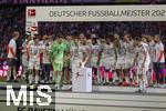 10.05.2025, Fussball 1. Bundesliga 2024/2025, 33. Spieltag,  FC Bayern Mnchen - Borussia Mnchengladbach, in der Allianz-Arena Mnchen. Der FC Bayern Mnchen feiert seine 34.Meisterschaft nach dem Spiel.  Torwart Manuel Neuer (FC Bayern Mnchen) lsst Thomas Mller (FC Bayern Mnchen) bei der Siegerehrung mit der Schale und dem Team den Vortritt