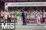 10.05.2025, Fussball 1. Bundesliga 2024/2025, 33. Spieltag,  FC Bayern Mnchen - Borussia Mnchengladbach, in der Allianz-Arena Mnchen. Der FC Bayern Mnchen feiert seine 34.Meisterschaft nach dem Spiel.   Torwart Manuel Neuer (FC Bayern Mnchen) bekommt die Schale von DFL-Geschftsfhrer Marc Lenz berreicht 