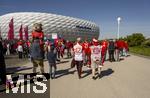 10.05.2025, Fussball 1. Bundesliga 2024/2025, 33. Spieltag,  FC Bayern Mnchen - Borussia Mnchengladbach, in der Allianz-Arena Mnchen. Der FC Bayern Mnchen feiert seine 34.Meisterschaft, die Fans strmen in Massen zum Stadion.  