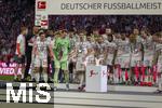 10.05.2025, Fussball 1. Bundesliga 2024/2025, 33. Spieltag,  FC Bayern Mnchen - Borussia Mnchengladbach, in der Allianz-Arena Mnchen. Der FC Bayern Mnchen feiert seine 34.Meisterschaft nach dem Spiel.  Torwart Manuel Neuer (FC Bayern Mnchen) lsst Thomas Mller (FC Bayern Mnchen) bei der Siegerehrung mit der Schale und dem Team den Vortritt